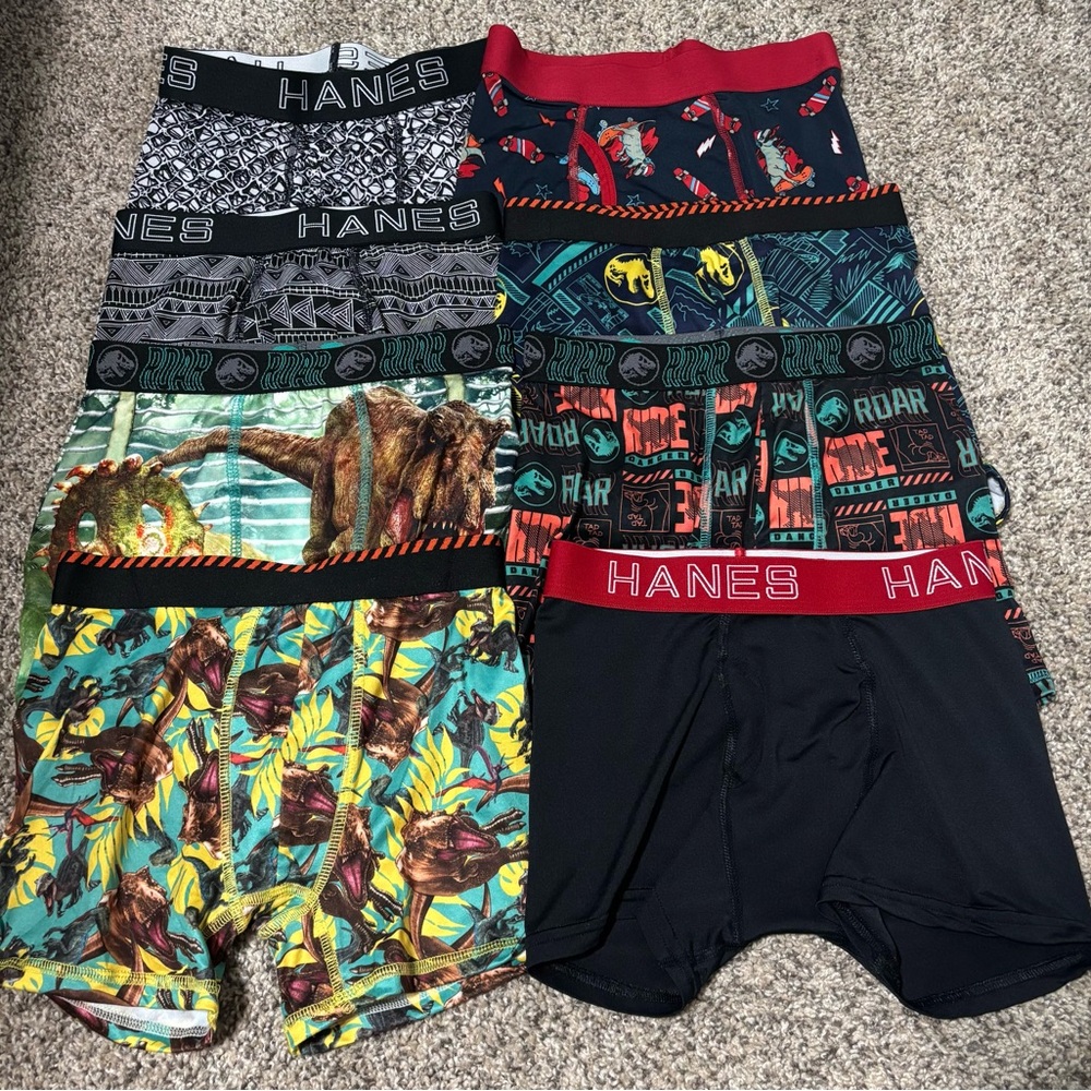 Youth boxer briefs - 17 pairs - Size M (8) - Jurassic World, Hanes, Etc.